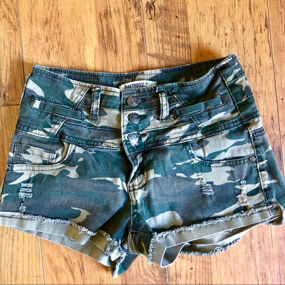 Harmony & Havoc Pants - Camo booty shorts. High Rise. 💚 3